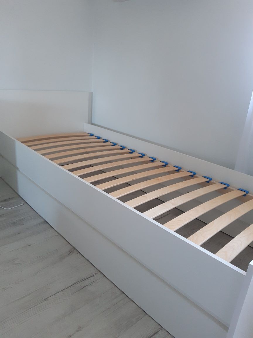 Białe nowoczesne łóżko