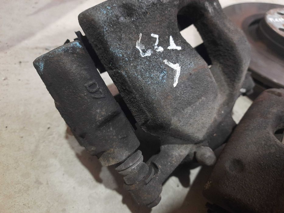 Передні гальмівні супорта скоби направляючі Тойота Авенсіс т27 2.2