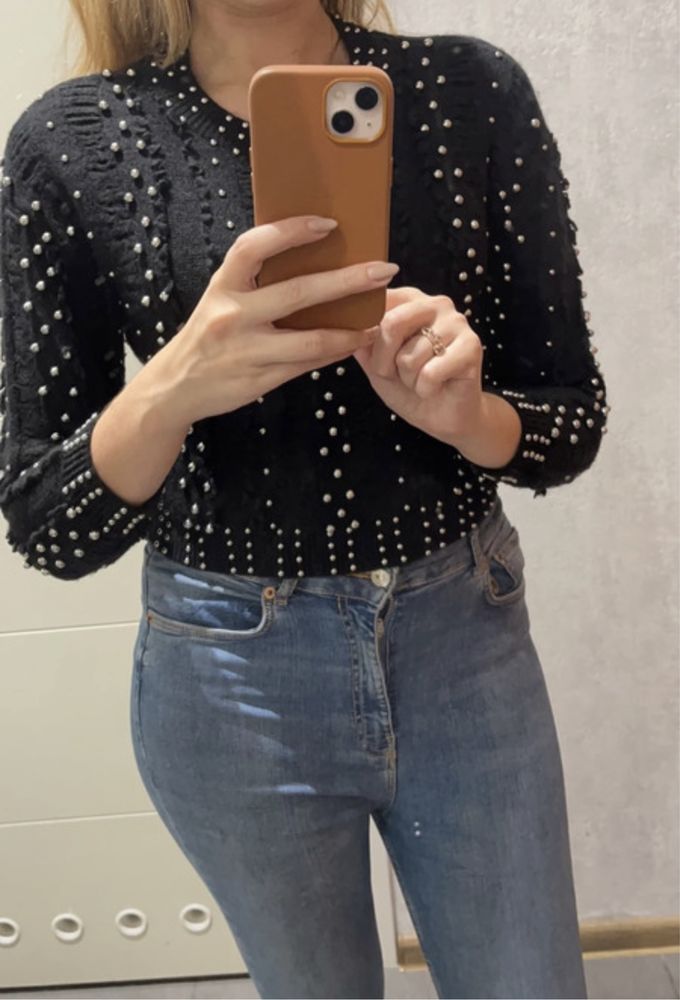 Czarny sweter z koralikami Guess