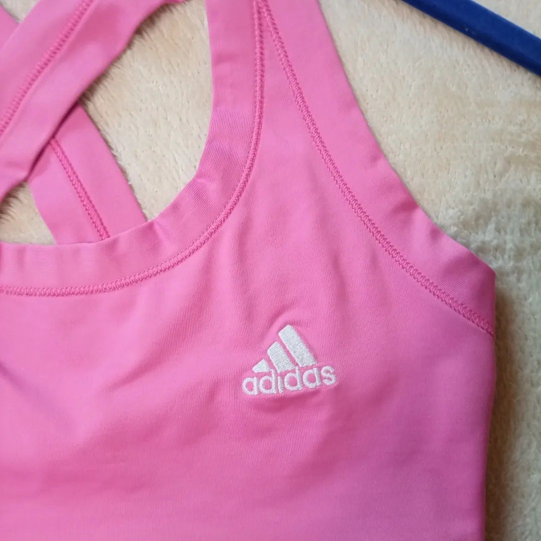 Спортивний рожевий топ Adidas 
Стан - новий 
Розмір - S ( Пів обхват г