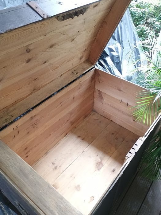 Ogromna drewniana skrzynia posagowa