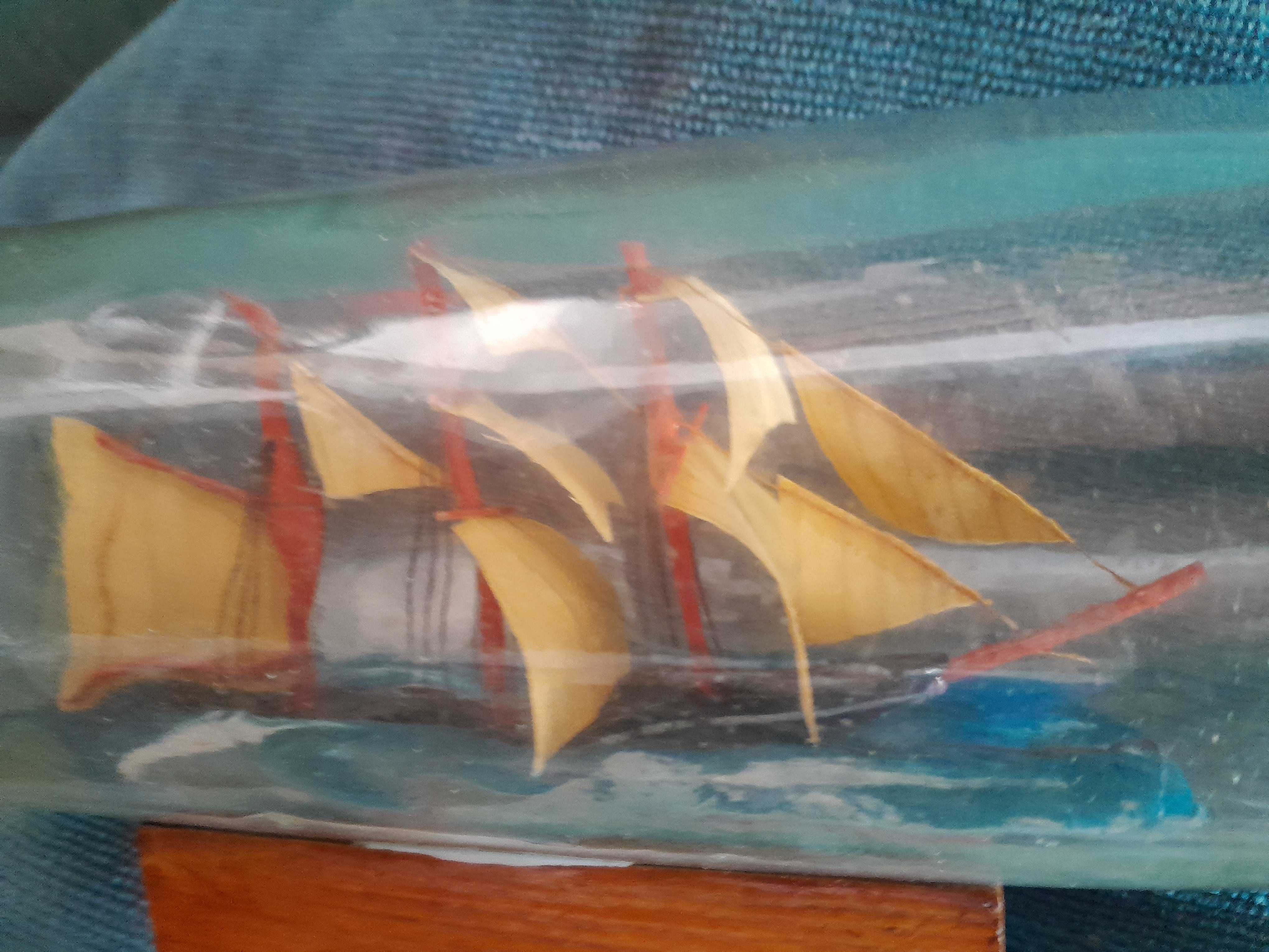 Garrafas com barco
