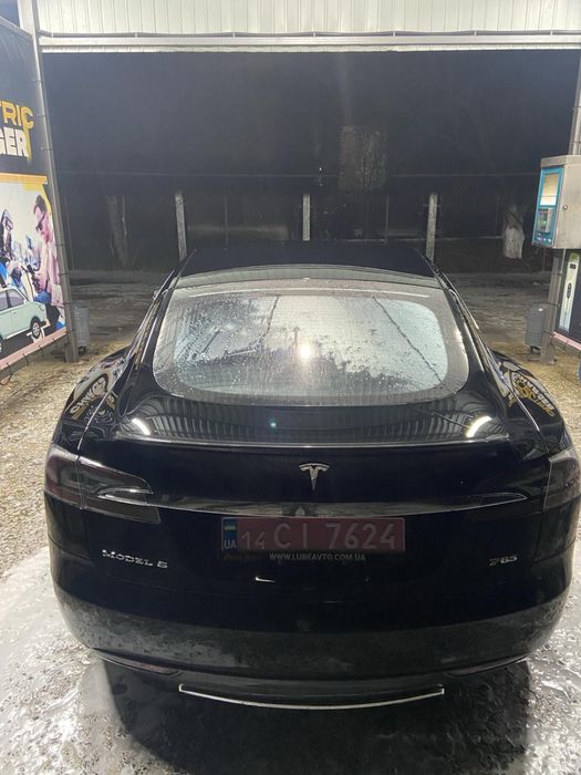 Тесла модел S 2013 року