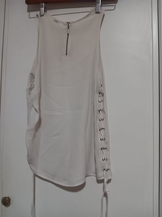Top branco c/ detalhes laterais