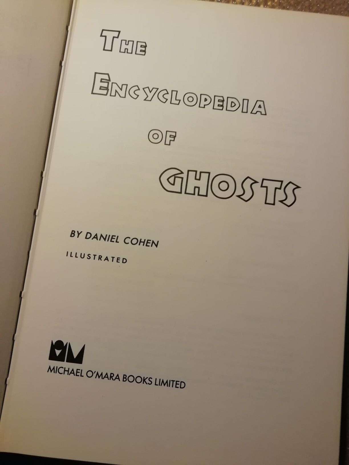 Livro Encyclopedia of Ghosts capa dura