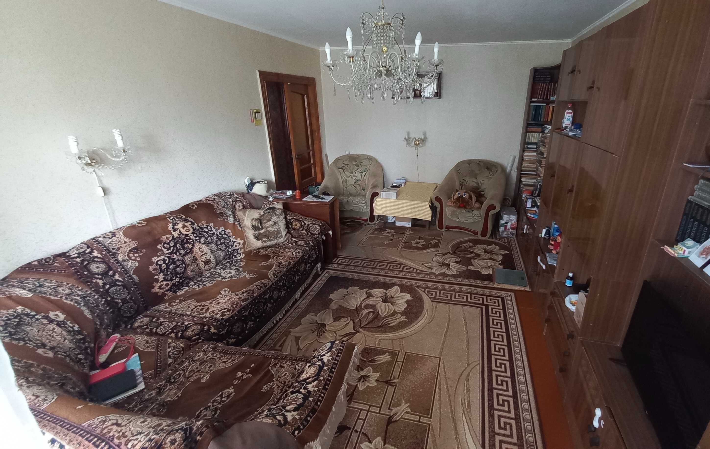 Продам 3-х кімнатну квартиру (61 кв.м.) у центрі міста Прилуки.