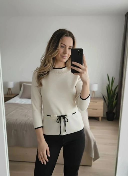 Lekki kremowy sweterek wiązany w talii