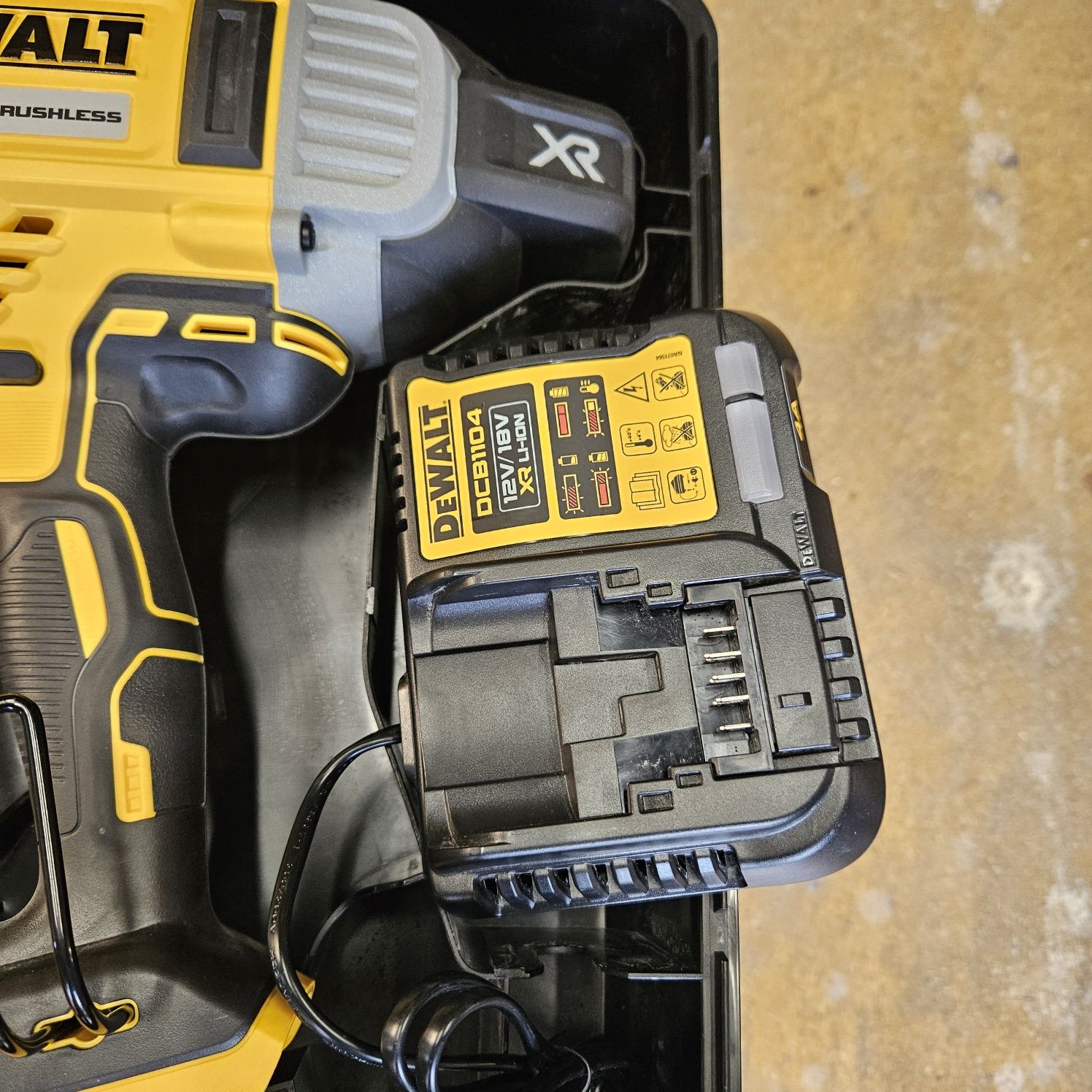 Gwoździarka Dewalt DCN 890 N