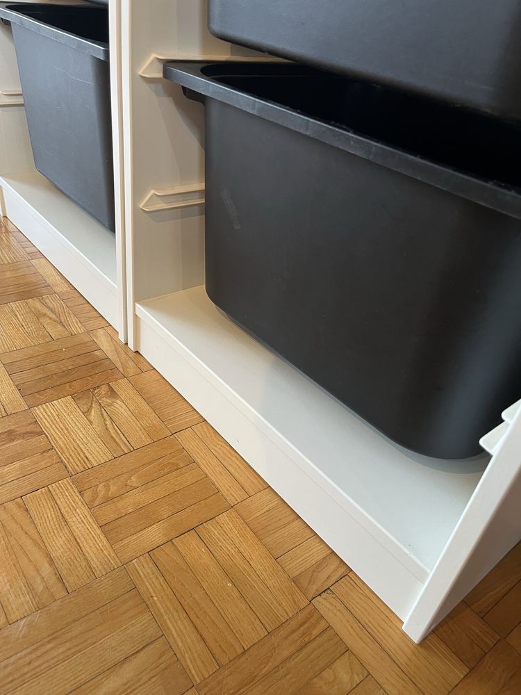 Ikea Trofast, dwie szafki z pojemnikami.