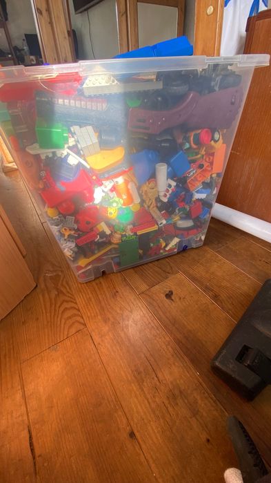 Caixa com mais de 500 legos  DESOCUPAR