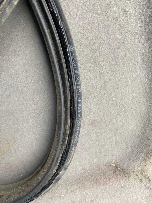 Ущільнювач задньої ляди уплотнитель VW Passat B6 пасат б6 3C9827705A