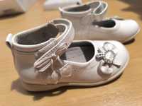 Eleganckie białe buciki dla dziewczynki rozmiar 26, lakierki sandałki