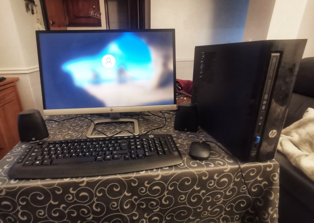 Computador desktop HP (Torre, Monitor, Colunas e Teclado)