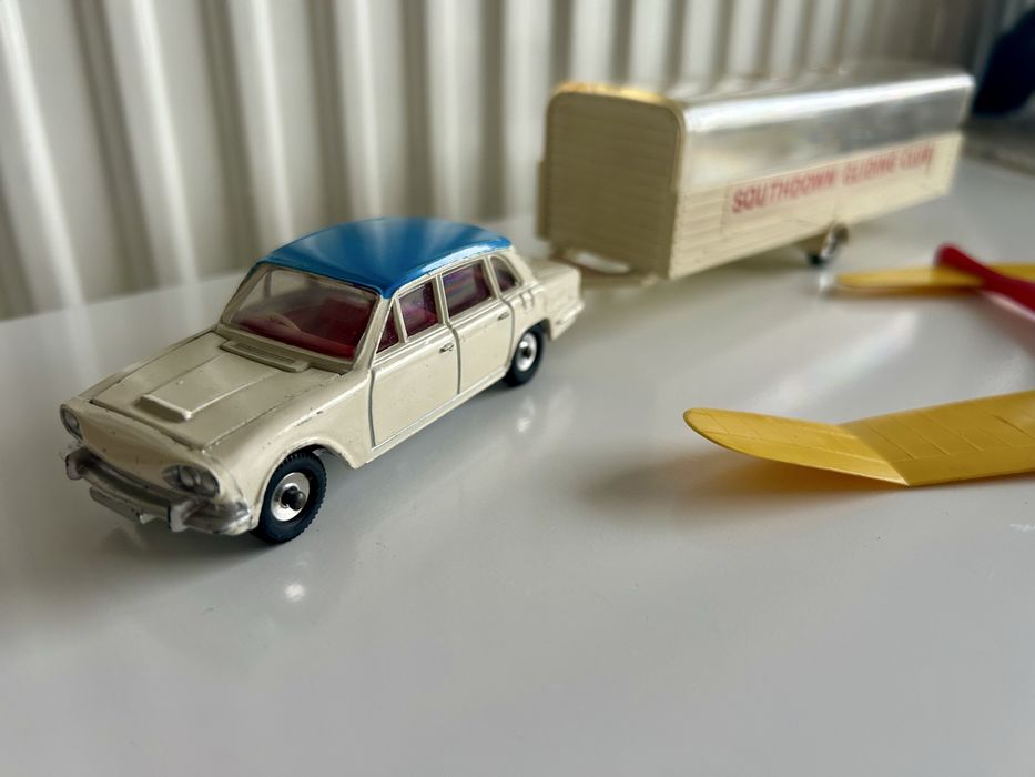 Model samochód TRIUMPH 2000 DINKY TOYS z przyczepą