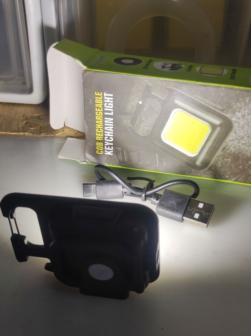 Mini lanterna LED de bolso recarregável