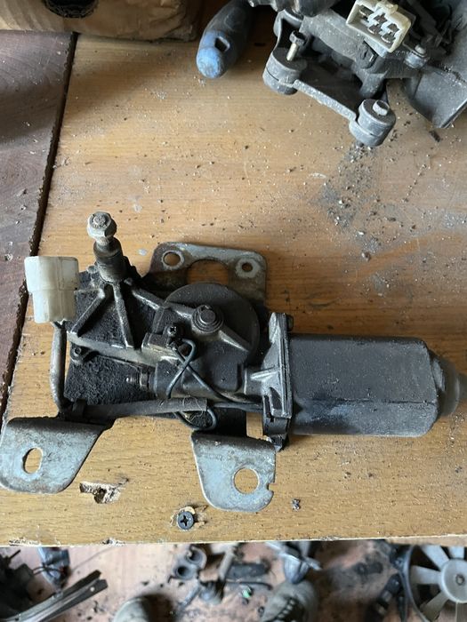 Продам моторчик стеклоочистителя дворников Мазда Хонда Киа