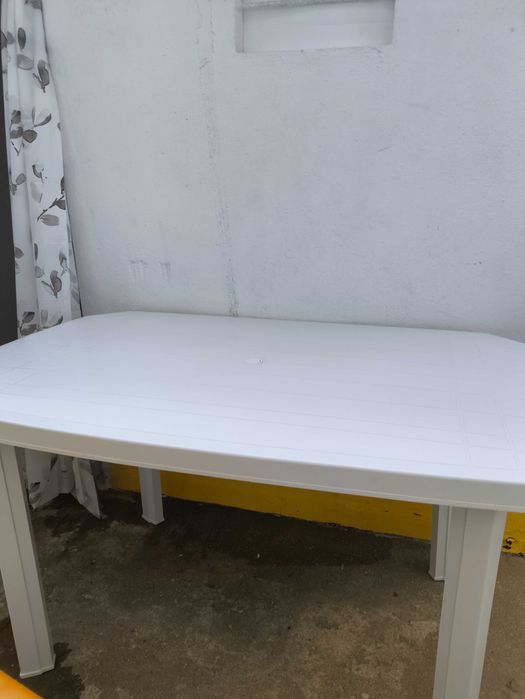 Mesa de jardim branca