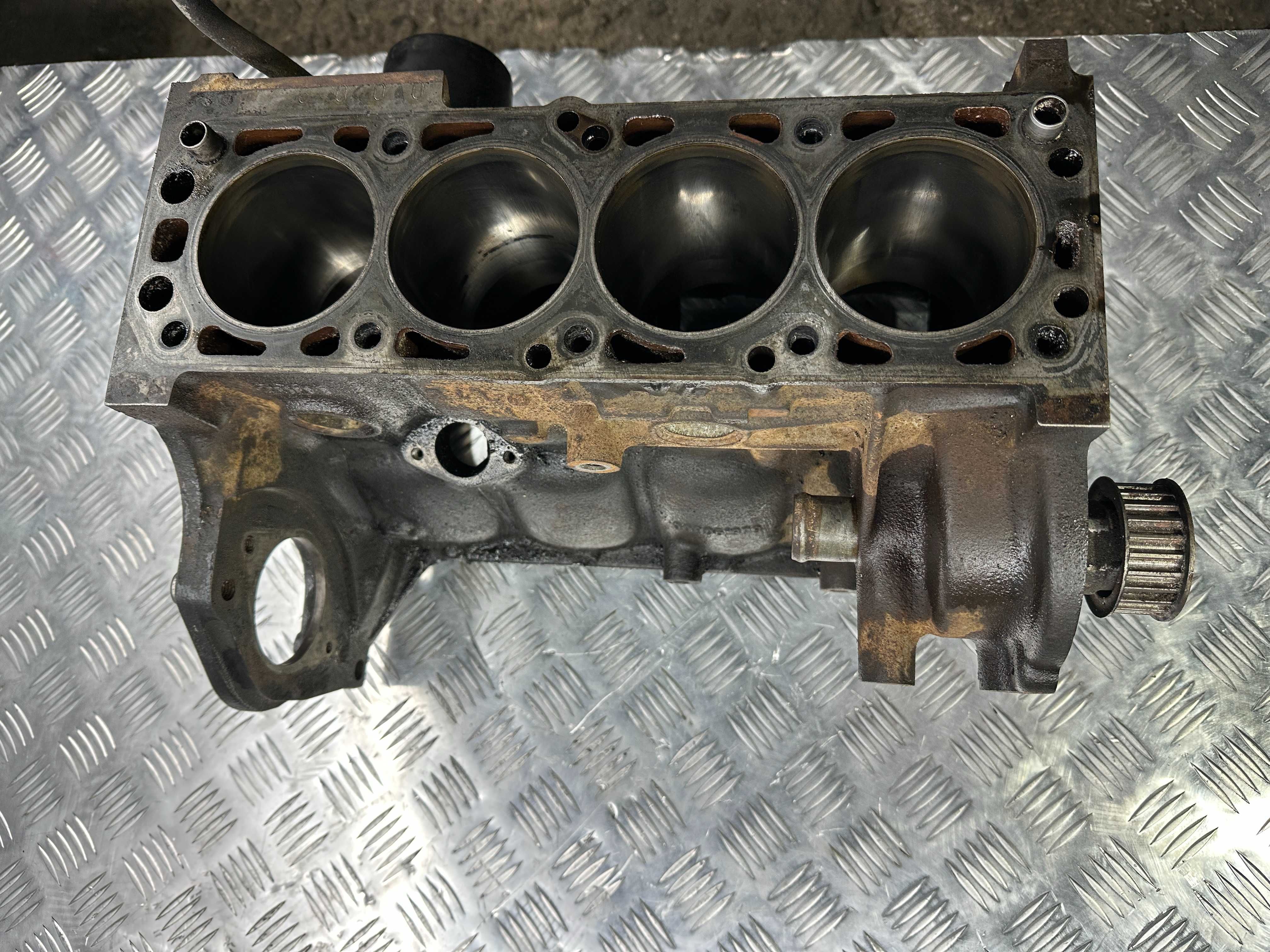 Блок двигателя Opel Astra G Vectra B  1.6 16V Z16XE   90400215