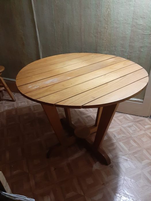 Mesa e 2 bancos em madeira maciça