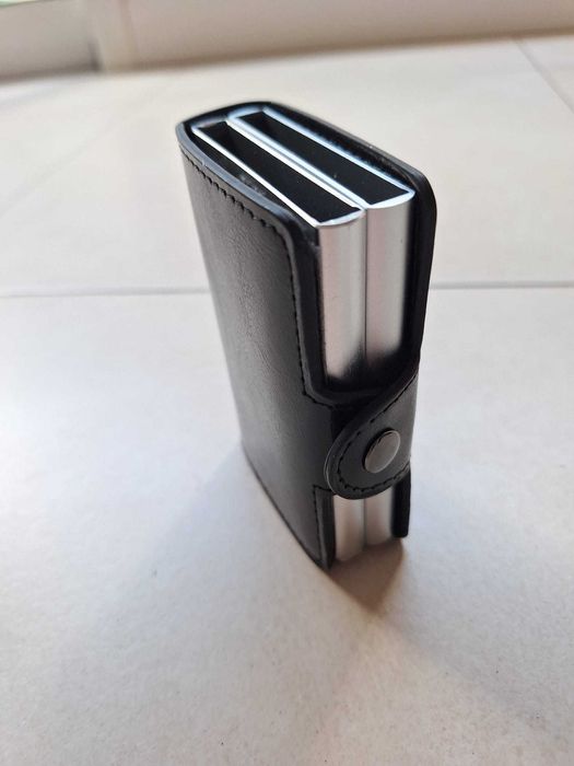 Carteira nova com 2 compartimentos para 6 cartões cada