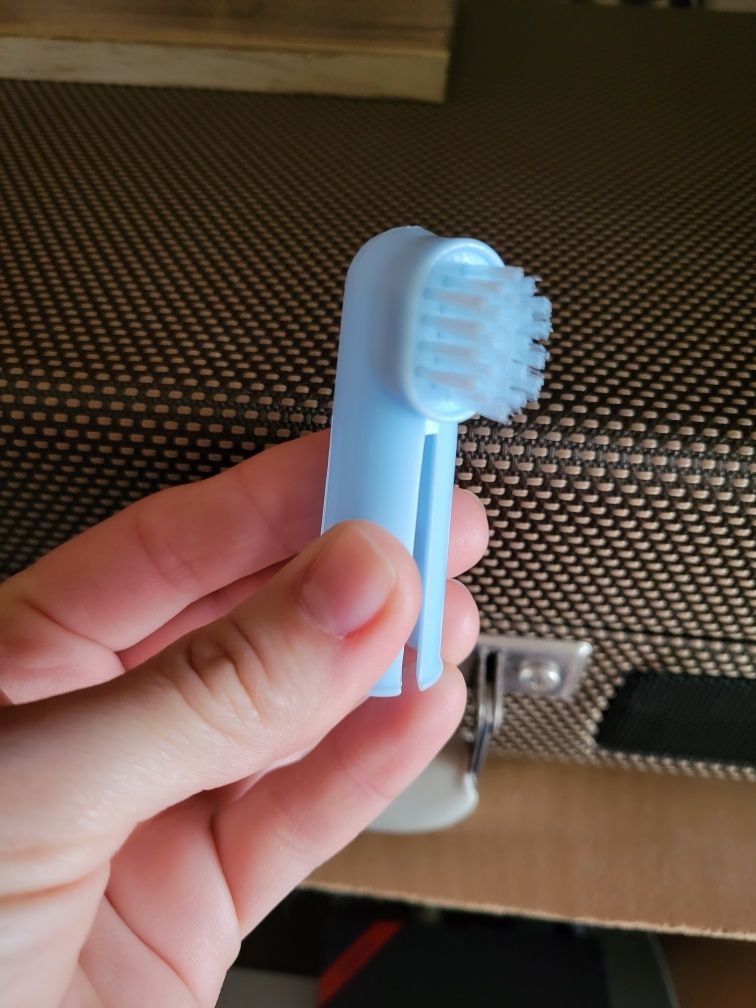 Зубная щетка на палец для животных.
