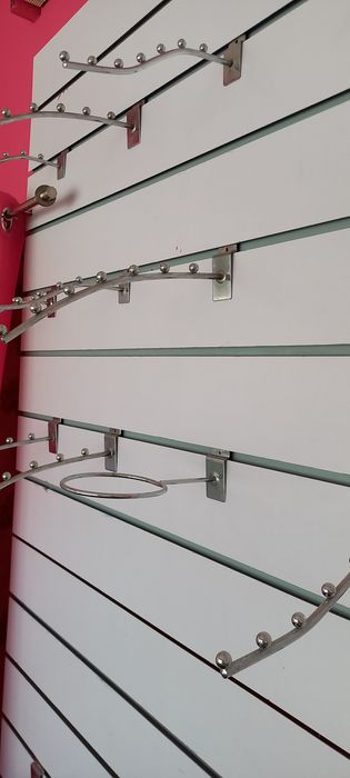 Prateleiras de vidro e cabides, para painel multisistema para loja