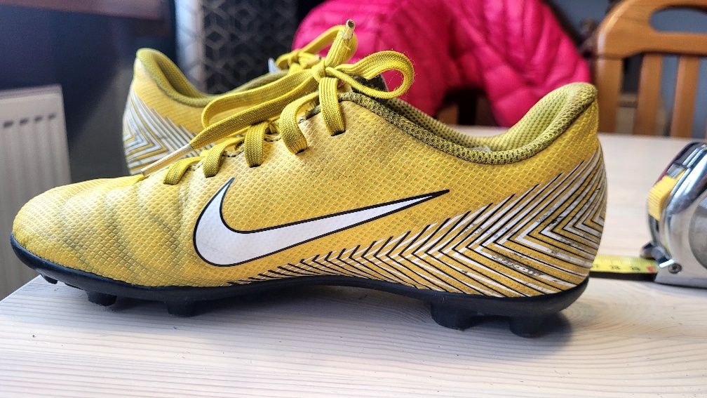 Piłkarskie dziecięce buty Nike (wkładka 23cm)