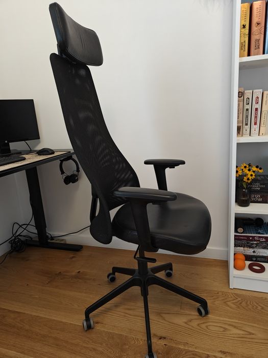 Офісне крісло IKEA JARVFJALLET чорний