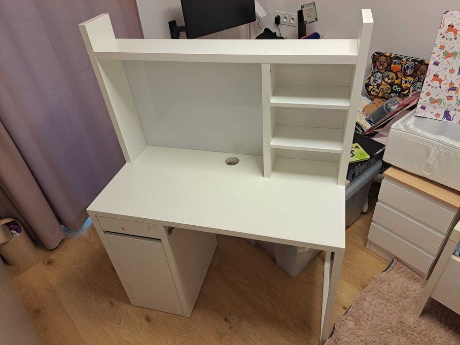 biurko z nadstawką i fotelik