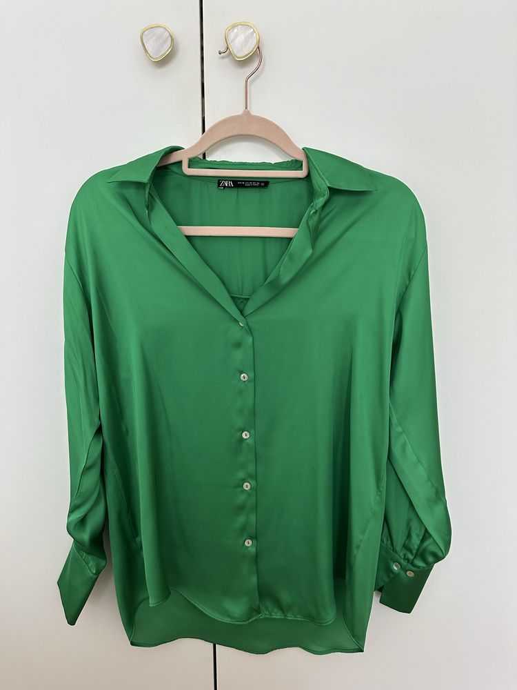 Camisa acetinada verde ZARA