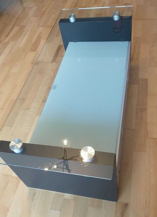 Stolik RTV ze szklanym blatem oraz szklaną półką