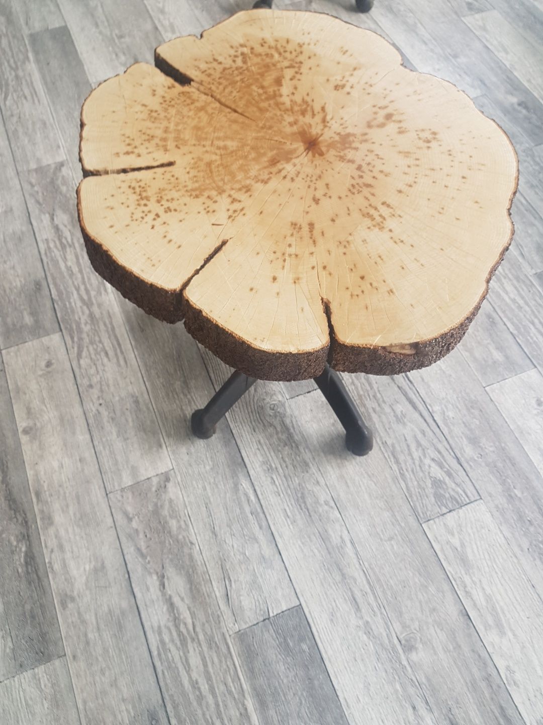 Stolik z plastra drzewa