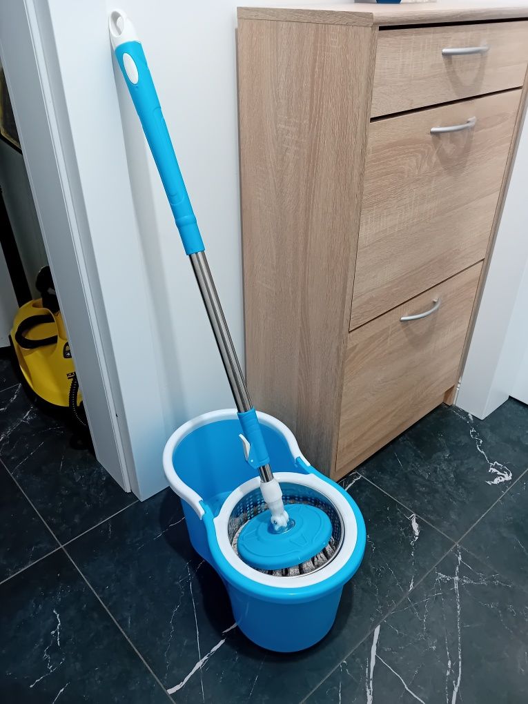 Mop z wiadrem i ociekaczem