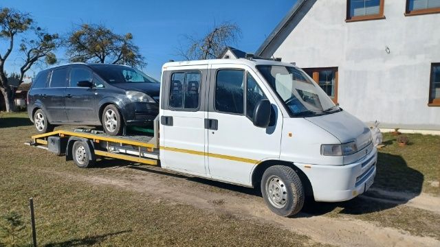 Autolaweta transport pojazdów i towarów