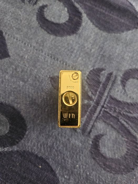 Isqueiro dourado preto  WIN