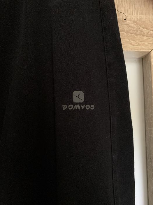 Czarne spodnie dresowe Domyos