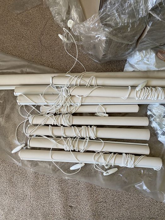 Рулонные бежевые шторы