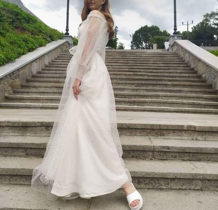 Біла , випускна сукня