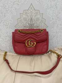 Красная сумка Gucci