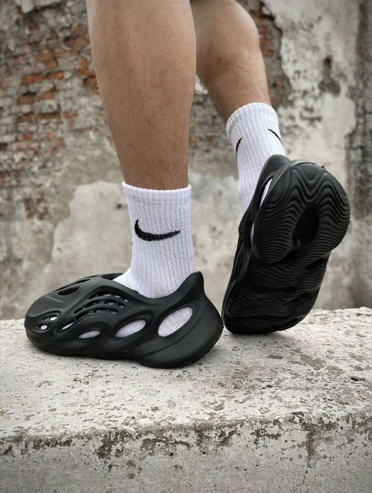 Чоловічі чорні шльопанці-сланці Yeezy Foam Runner Black кроссовки