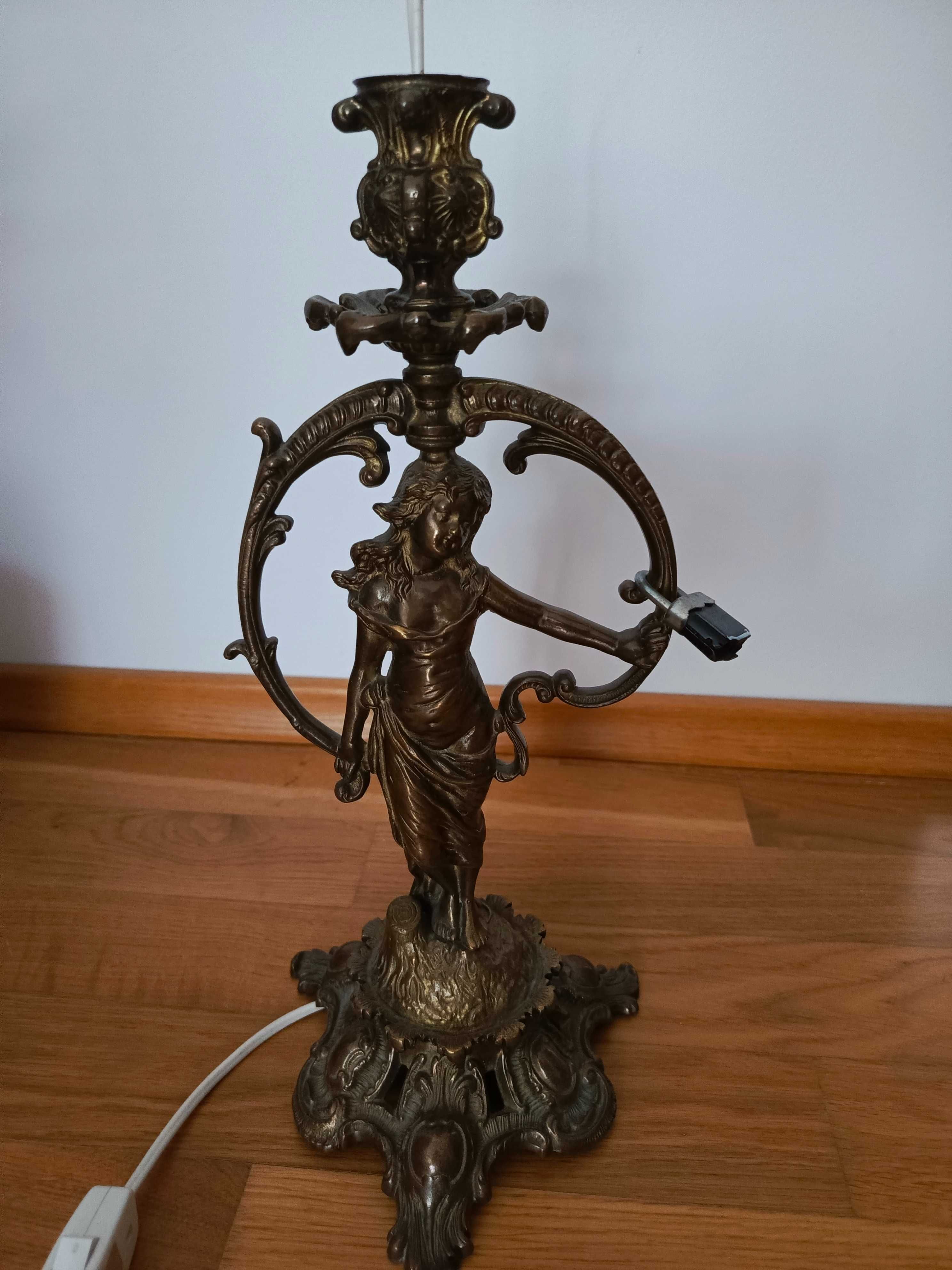 Piękna mosiężna lampka