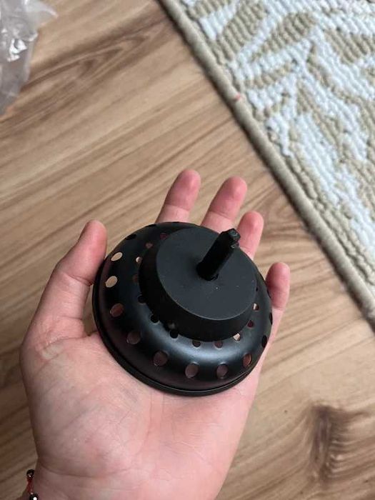 Eleganckie metalowe czarne sitko do zlewu