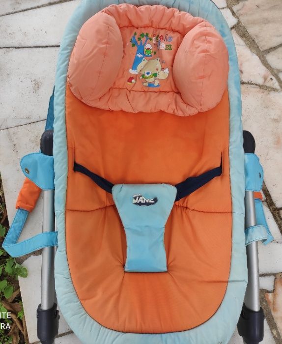 cadeira de bebe para relaxamento com oferta de um computador