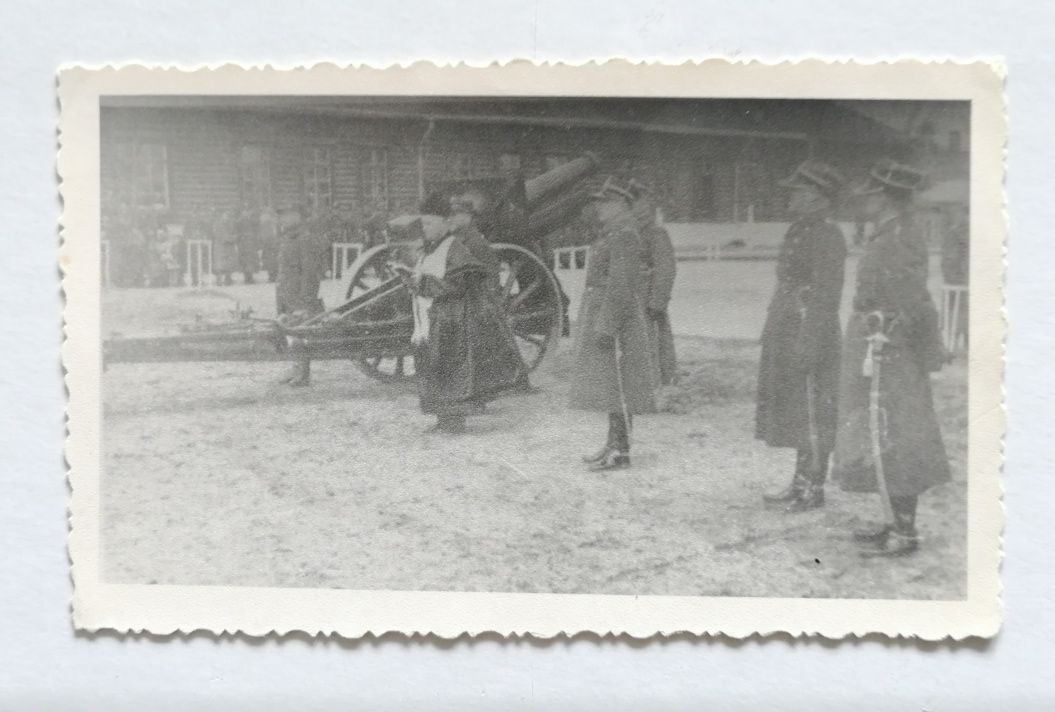 Historyczna fotografia wojskowa z lat 30-stych Poświęcenie Haubicy
