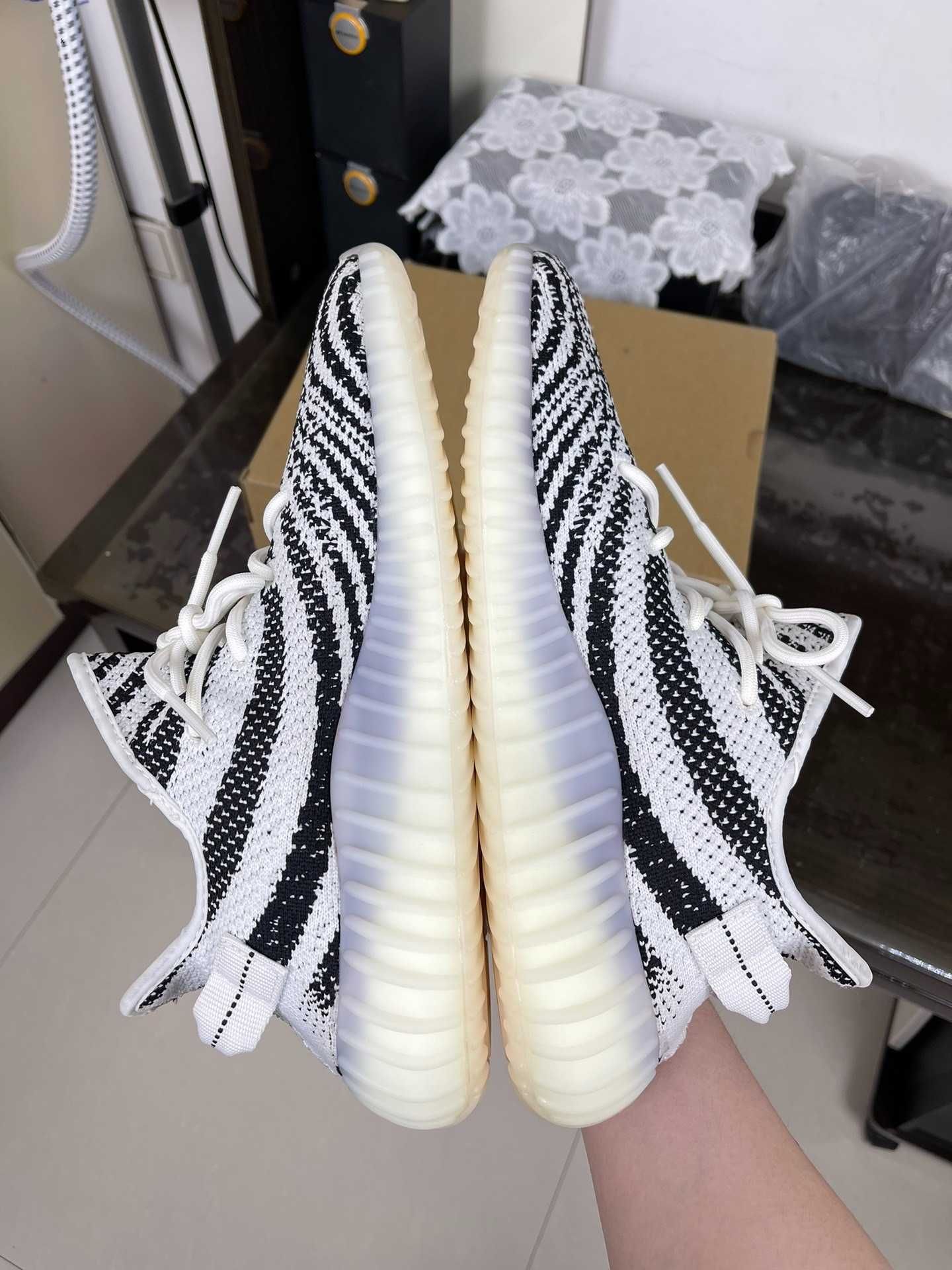 Buty męskie adidasYeezy Boost 350V2 Zebra nowy  R.38