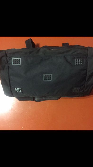 Чорна, дорожна сумка із текстилю, 2 ручки і одна ручка через плече.