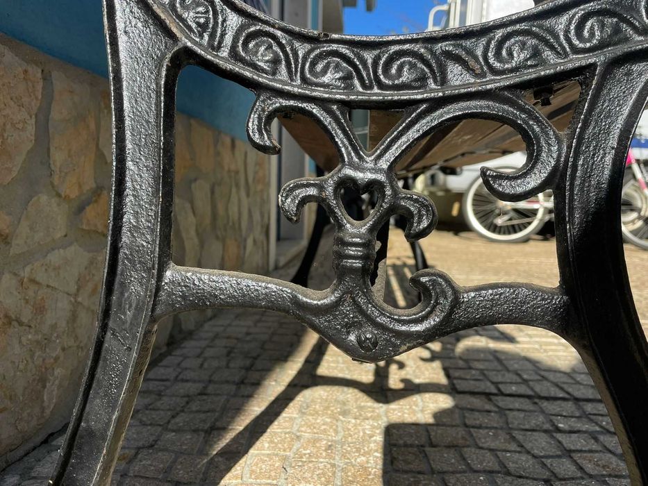 Banco de Jardim em Ferro Fundido e Madeira