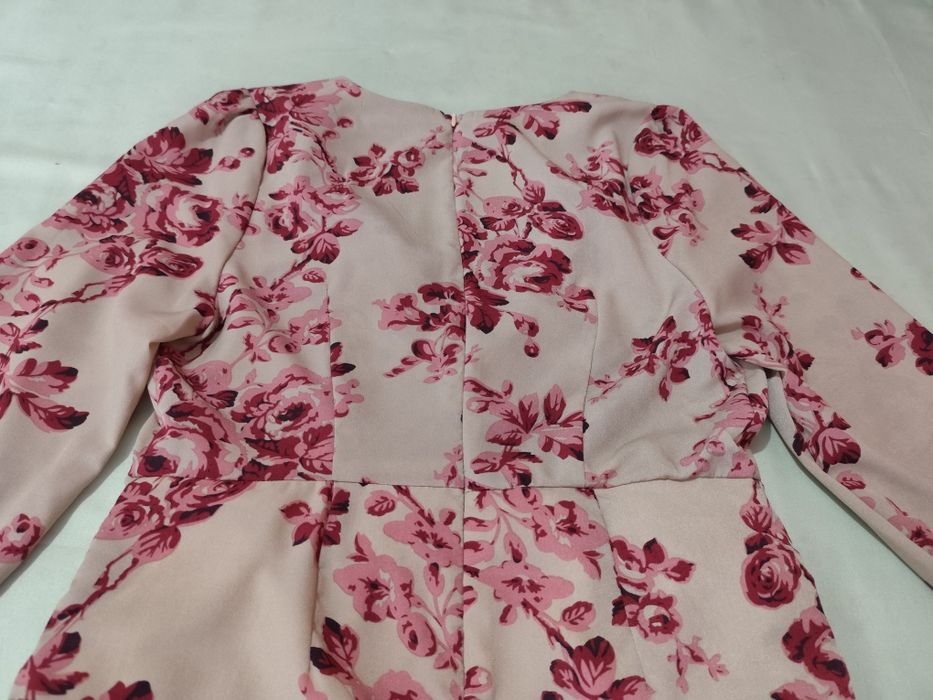 Vestido beje com flores rosa