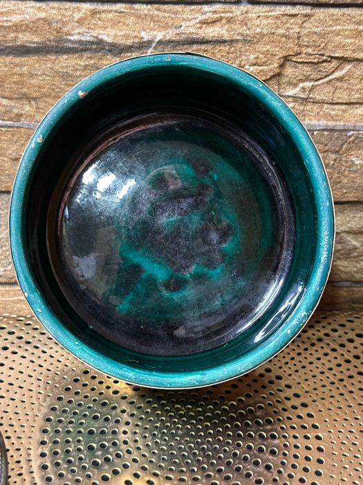Pote de latão e cerâmica vidrada