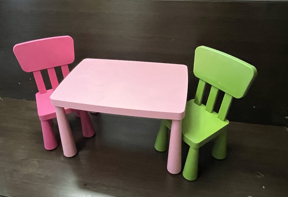 Ikea mammut стіл та 2 стільці дитячі меблі